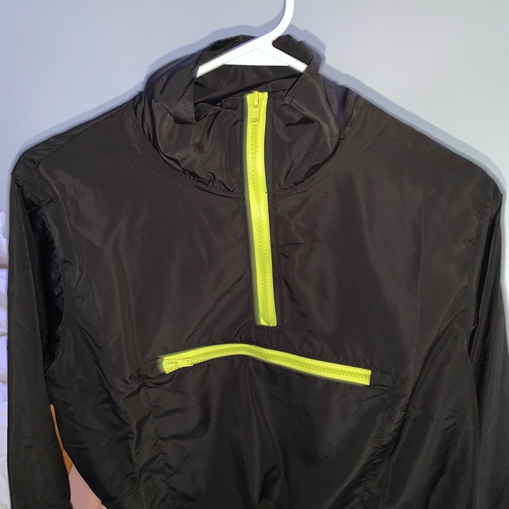 CROPPED BLACK WINDBREAKER WITH NEON DESIGN